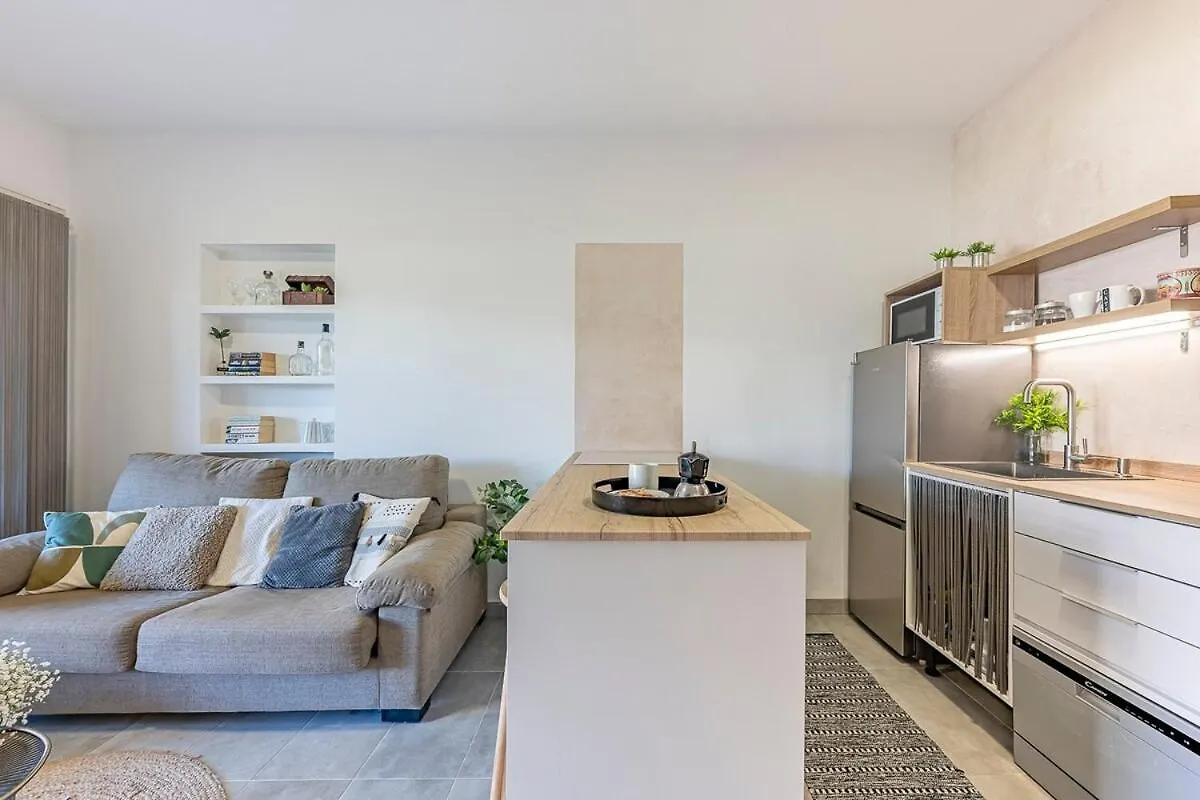 Golden Mile Getaway, Garden View, Pool & Comfort Marbella Apartment