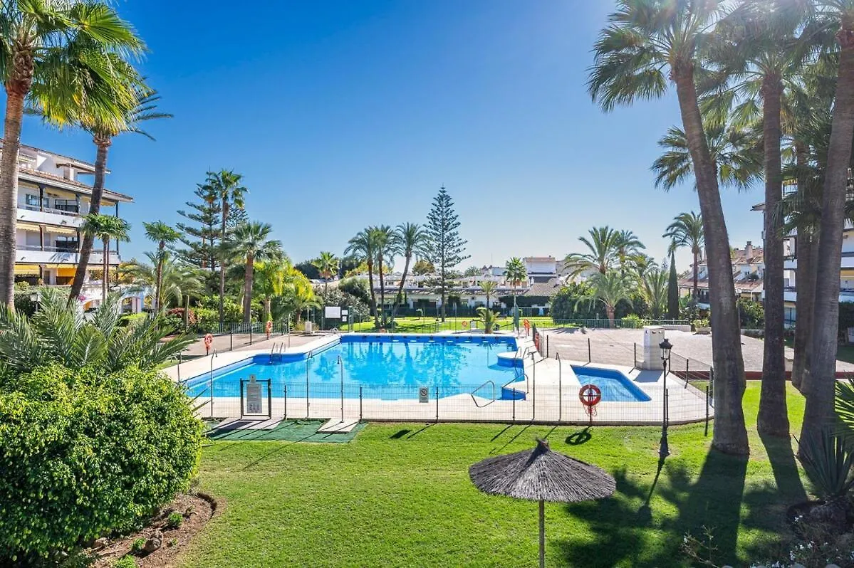 Apartment Golden Mile Getaway, Garden View, Pool & Comfort Marbella