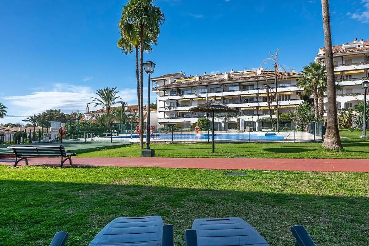 Golden Mile Getaway, Garden View, Pool & Comfort Marbella Apartment