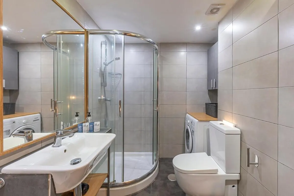 Golden Mile Getaway, Garden View, Pool & Comfort Marbella Apartment