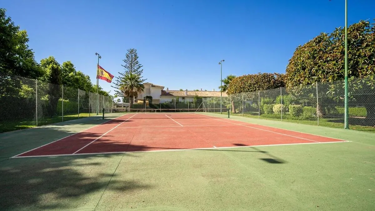 Apartment Golden Mile Getaway, Garden View, Pool & Comfort Marbella