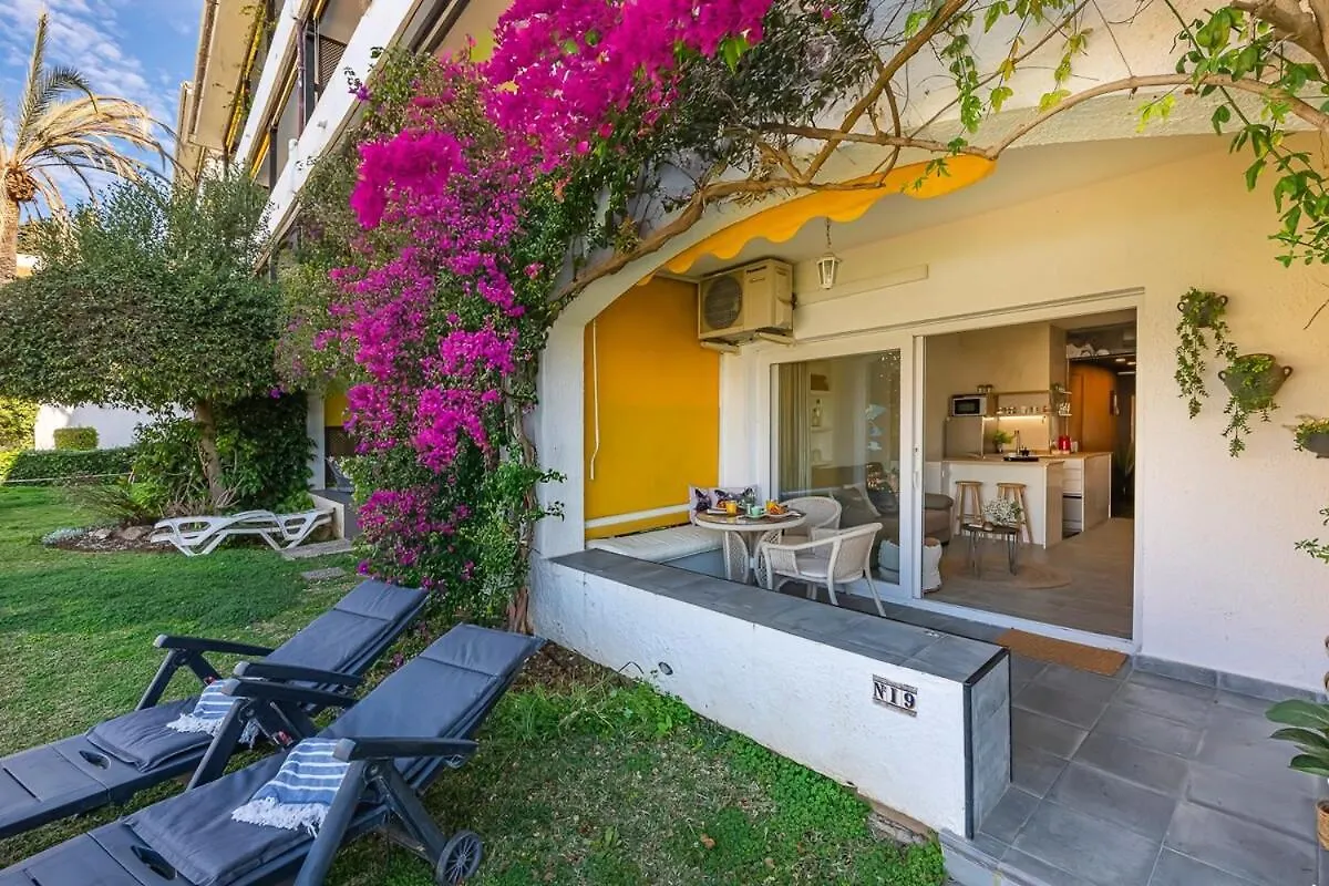 Golden Mile Getaway, Garden View, Pool & Comfort Marbella Apartment