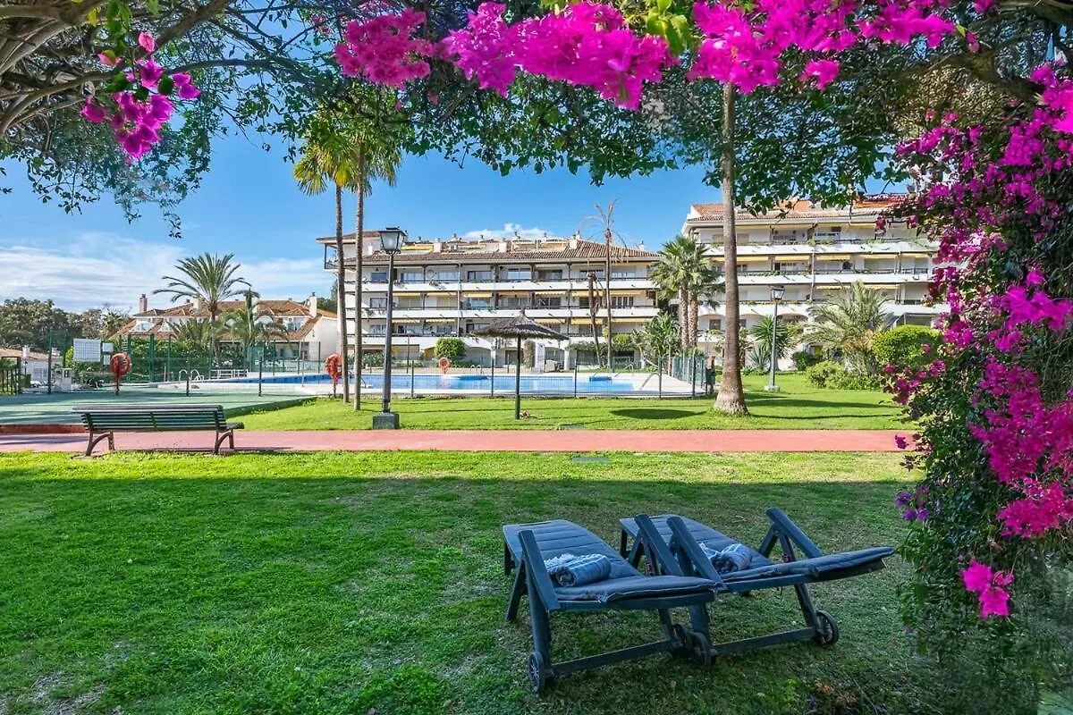 Apartment Golden Mile Getaway, Garden View, Pool & Comfort Marbella