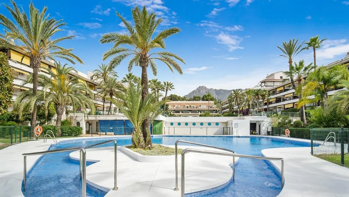Apartment Golden Mile Getaway, Garden View, Pool & Comfort Marbella
