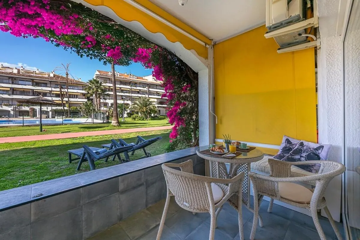 Apartment Golden Mile Getaway, Garden View, Pool & Comfort Marbella