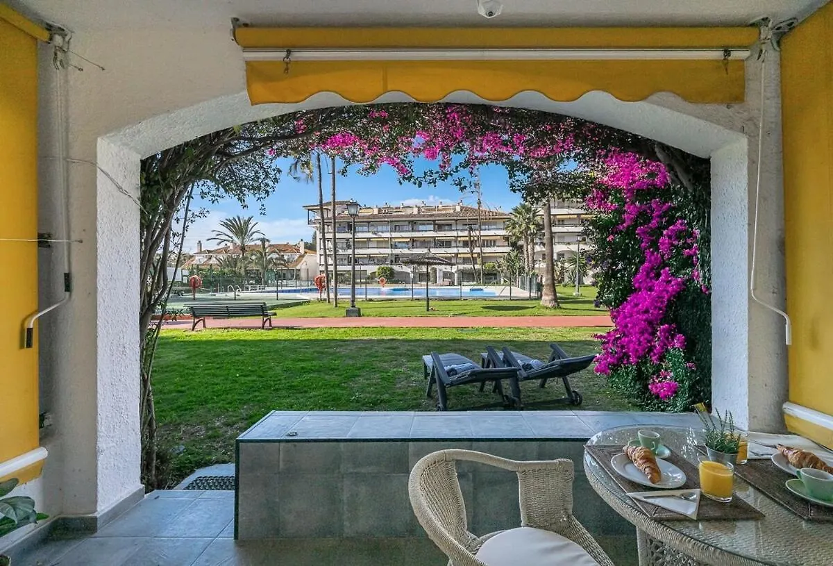 Apartment Golden Mile Getaway, Garden View, Pool & Comfort Marbella